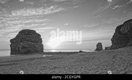 Das Marsden Rock Meer stapelt sich in Marsden Bay in der Nähe von Sunderland in Tyne und tragen während eines Sonnenaufgangs in der Morgendämmerung gefangen. Stockfoto