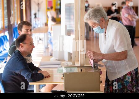 Aachen, Deutschland. September 2020. Agnes Gronen (r), Wählerin, gibt ihre Stimme ab. In Nordrhein-Westfalen haben am Sonntag Kommunalwahlen begonnen. Rund 14 Millionen Wahlberechtigte sind aufgerufen, über Bürgermeister, oberbürgermeister, Kreisräte und die Räte der lokalen Parlamente abzustimmen. Quelle: Federico Gambarini/dpa/Alamy Live News Stockfoto