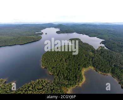 Luftpanoramic Ansicht von Shiroka polyana (breite Wiese) Stausee, Pazardzhik Region, Bulgarien Stockfoto