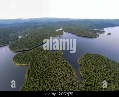 Luftpanoramic Ansicht von Shiroka polyana (breite Wiese) Stausee, Pazardzhik Region, Bulgarien Stockfoto