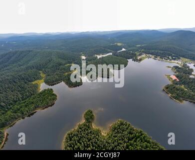 Luftpanoramic Ansicht von Shiroka polyana (breite Wiese) Stausee, Pazardzhik Region, Bulgarien Stockfoto