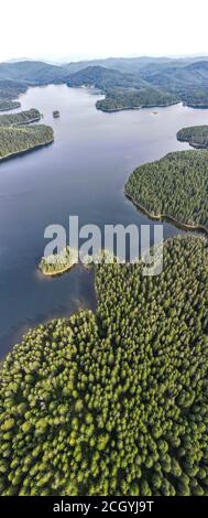 Luftpanoramic Ansicht von Shiroka polyana (breite Wiese) Stausee, Pazardzhik Region, Bulgarien Stockfoto