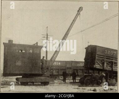 . Eisenbahnmeistermechaniker [Mikroform] . In Verbindung mit diesem Kran benutzen wir einen Ingenieur und einen Hilfskraftfahrer, der sich um das Platzieren des Eimers kümmert, wenn er die Maschinen aus Autos heraus kohlt. Keine Kohle, was auch immer von Hand gehandhabt wird und die durchschnittlichen Kosten für Kohle behandelt für das Jahr 1908 war 7 Zentsper Tonne, während, wenn sie von Hand gehandhabt würde, würde es coston einen Durchschnitt zwischen 20 und 22 Cent pro Tonne haben. Ihr wahrlich, Indiana M. M. Locomotive Cranes Es gibt wirtschaftliche und teure Wege bei der Arbeit im Hof.um diese Kosten zu beseitigen, wurde in diesem undim Ausland eine Maschine entwickelt, die ein Wunder ist Stockfoto