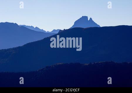 Der Gipfel des Pic du Midi d'Ossau vom See Lhurs aus gesehen, Pyrenees Atlantique, Frankreich Stockfoto