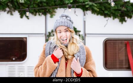 Outdoor Winter Porträt der jungen blonden Frau trägt Wollmütze Und Schal Stockfoto