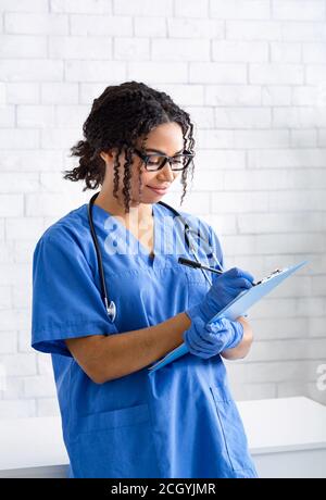 Porträt von jungen schwarzen Tierarzt bei der Arbeit in Tier Klinik Stockfoto