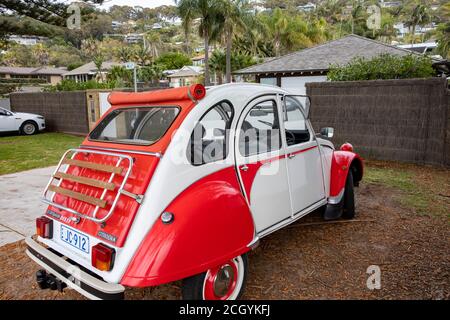 Citreon 2CV Auto in roten und weißen Farben geparkt Palm Beach in Sydney, Australien Stockfoto