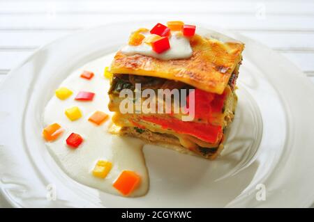 Winter Lasagne mit Wurzelgemüse in einem Käsesorten Béchamel Weiß Soße Stockfoto