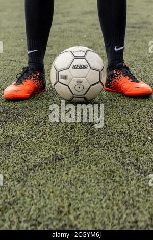 Kiew, Ukraine - 17. August 2019 Fußball mit seinen Füßen auf dem Fußballplatz. Stockfoto