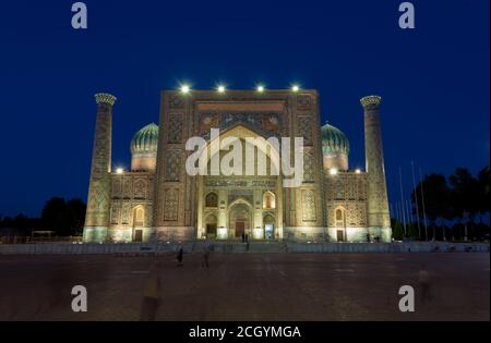 Abend / Nacht auf der Registan. Sher-Dor Madrasah. Samarkand, Usbekistan Stockfoto