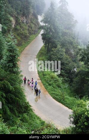 (200913) -- RONGJIANG, 13. September 2020 (Xinhua) -- Pan Mingzhen und Gun Luquan begleiten Studenten auf ihrem Heimweg in der Gemeinde Zhongcheng, Bezirk Rongjiang, südwestlich von Chinas Provinz Guizhou, 8. September 2020. Gun Luquan und seine Frau Pan Mingzhen sind ein Lehrerpaar, das sich seit mehr als 20 Jahren ländlichen Schülern der Miaoben Grundschule im bergigen Bezirk Rongjiang widmete. Da die Schule nur noch zwei Lehrende Mitglieder, Gun und Pan haben nie aufgegeben ihre ursprüngliche Verfolgung und ihr Bestes versucht, um den Schülern eine anständige Schulerfahrung zu bieten. (Xinhua/Yang Wenbin) Stockfoto