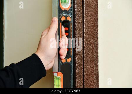 Professionelle Messgeräte. Arbeiter halten in der Hand Wasserwaage Instrument. Stockfoto