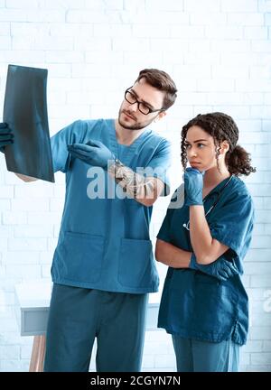 Seriöse Tierarzt mit Assistent Studium Tier Röntgen beim Tierarzt Klinik Stockfoto