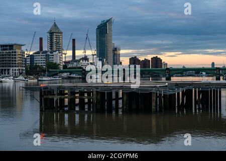 Battersea Heliport an der Themse mit Chelsea Harbour in Die Entfernung Stockfoto