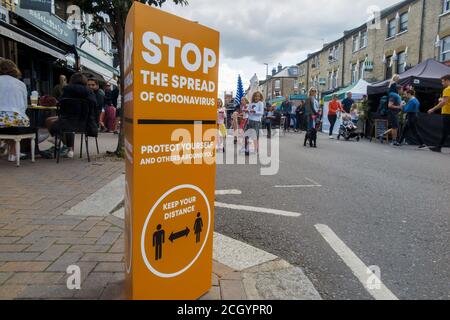 Halten Sie während der COVID 19-Pandemie Ihre Entfernungsschilder auf der Northcote Road, Clapham in London Stockfoto