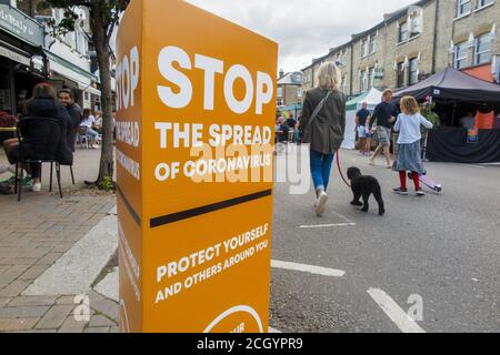 Halten Sie während der COVID 19-Pandemie Ihre Entfernungsschilder auf der Northcote Road, Clapham in London Stockfoto