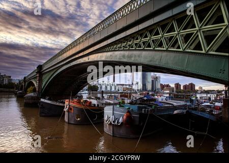 Battersea Eisenbahnbrücke, die Hausboote und Chelsea Habour in der Ferne Stockfoto