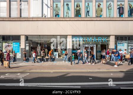 Brighton, Großbritannien. 12. September 2020.Massen Schlange stehen, um in Primark im Stadtzentrum von Brighton einzukaufen Credit: Andrew Hasson/Alamy Live News Stockfoto