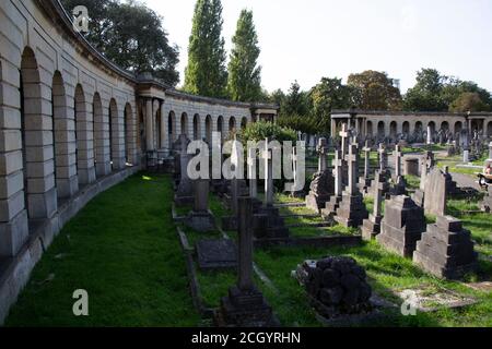 Die Kolonnaden und Grabsteine im Brompton Cemetery - ursprünglich der West of London und Westminster Cemetery - Kensington und Chelsea, London Großbritannien Stockfoto