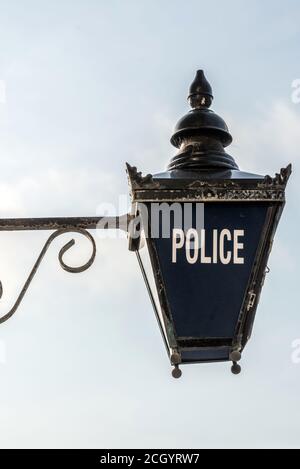 Brighton, 12. September 2020: Eine alte Lampe der Polizeiwache vor dem Rathaus von Hove in East Sussex. Stockfoto