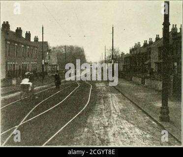 . Die Straßenbahn Überprüfung . ABB. 3. SCHARFE KURVE AUF SHEFFIELD ROAD. SPAN WORK, CHATTSWORTH ROAD. Der Trolley-Draht ist durchgehend gerillt, und mechanische Ohren wurden in jedem Fall eingesetzt. Wenn man sich vor Augen führt, wie einfach man die mechanischen Ohren und den gerillten Draht aufrichten kann, dann ist es offensichtlich, dass diese Bauart immer beliebter wird, da die Engineer ihre Vorteile zu schätzen wissen. Das Kabel hat eine Stärke von 0000 und befindet sich in einer durchschnittlichen Höhe von 21 Fuß. 6 Zoll vom Boden. Die Kabel für die PAN und die Schutzleiter bestehen aus sieben Litzen Nr. 12 und sieben Litzen mit 500 bis 550 Volt. Obwohl zusammengesetzte Wunde, es Stockfoto