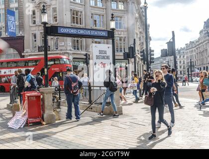 12. September 2020 - ein sonniger Samstag im Oxford Circus, bevor die "Sechserregel" eingeführt wird, um eine zweite Welle des Coronavirus einzudämmen. Stockfoto