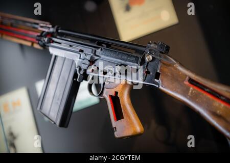 Nahaufnahme des 7,62 mm Gewehr. Schwarz gefärbt, zerbrochen mit den Teilen freigelegt Stockfoto