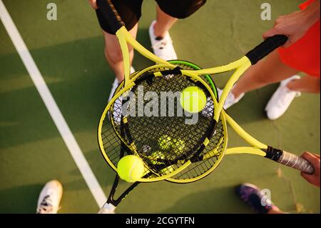 Gemischtes Tennis, Spieler mit Schlägern und Bällen Stockfoto