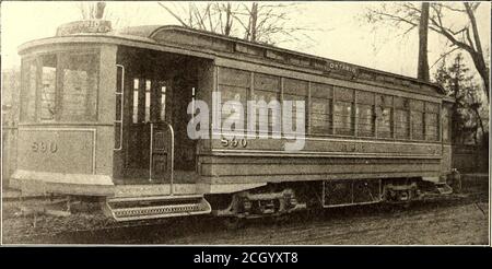 . Die Straßenbahnzeitung . n durch die Eingangstür in das Auto, von dem er jederzeit seinen Ausgang nehmen kann, entweder durch den vorderen Eingang oder durch die hintere Tür, die für den Zweck designiert ist. Der Schaffner, der keine Fahrpreise hat, um vom Passagier im Auto zu sammeln, kann an seinem Pfosten auf dem Bahnsteig bleiben, indem er derAufmerksamkeit gibt, wie es den Passagieren notwendig ist, die ein- oder aussteigen. Der Dirigent ist auch mit einem Anschluss intowhich die FARE-Box passt, so dass er, wenn nötig, haben, dass eine gute Sammlung von seltenen Vögeln und Tieren kann madean ausgezeichnete Anziehungskraft für Sonnenner Parks g sein Stockfoto