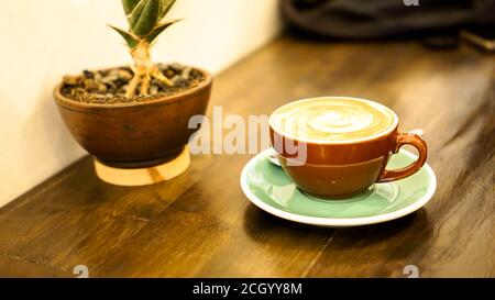 Caffè Latte ist ein Kaffee-Getränk, das hauptsächlich aus Espresso und gedämpfter Milch hergestellt wird. Stockfoto