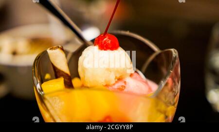 Ein superreiches, glattes und cremiges Schokoladeneis mit Vanillehonig Stockfoto