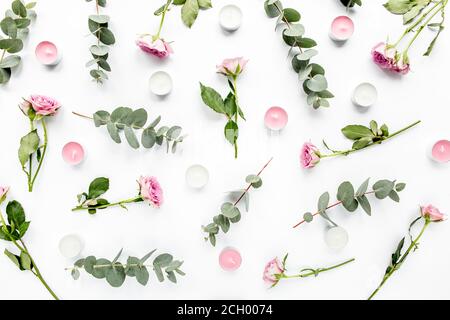 Blumenmuster aus rosa Rosen, grüne Blätter Eukalyptus, Zweige auf weißem Hintergrund. Flach liegend, Draufsicht. Valentinstag Hintergrund. Stockfoto