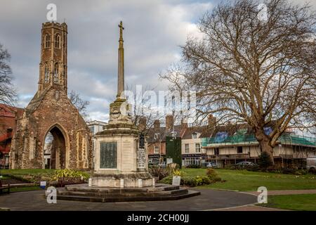 Greyfriars Tower und war Memorial, Tower Gardens, Kings Lynn, Norfolk, England, Großbritannien Stockfoto