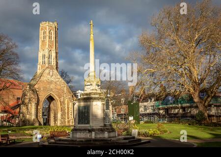 Greyfriars Tower und war Memorial, Tower Gardens, Kings Lynn, Norfolk, England, Großbritannien Stockfoto