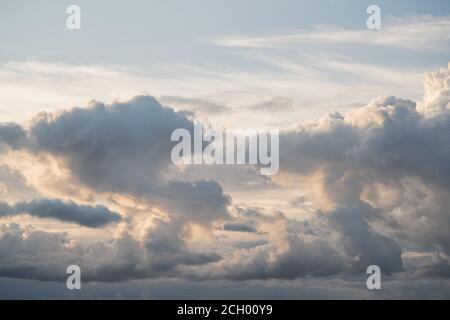 Abendhimmel mit Wolken und warmem Sonnenlicht, bodenig Stockfoto