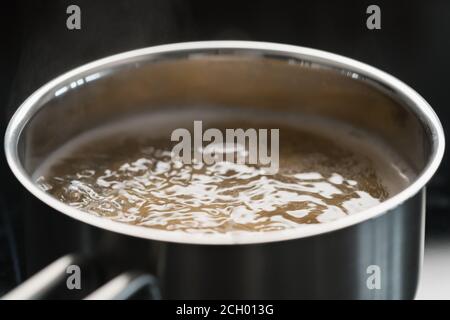 Kochen von Fusilli in kochendem Wasser Nahaufnahme, flacher Fokus Stockfoto