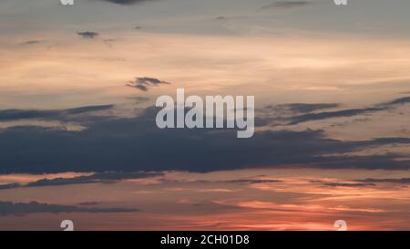 Abendhimmel mit Wolken und Sonnenuntergang Licht, Boden Stockfoto