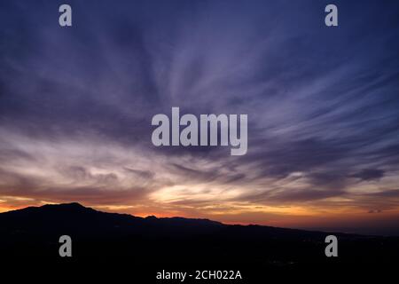 Sonnenaufgang über den Bergen der Sierra Tejeda in Axarquia, Malaga, Andalusien, Costa del Sol, Spanien Stockfoto