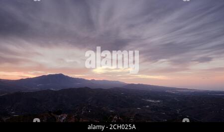 Sonnenaufgang über den Bergen der Sierra Tejeda in Axarquia, Malaga, Andalusien, Costa del Sol, Spanien Stockfoto