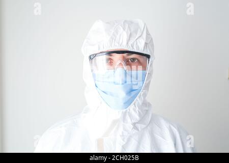 Junger Arzt trägt einen Schutzanzug. Professioneller Arzt. Stockfoto