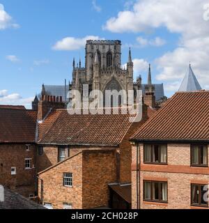 York Minster ragt über moderne & historische Backsteinhäuser in malerischen Wohnstadt (Blick über rote Dächer) - North Yorkshire, England, Großbritannien. Stockfoto