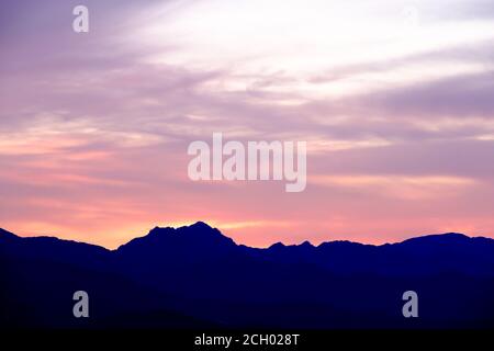 Sonnenaufgang über den Bergen der Sierra Tejeda in Axarquia, Malaga, Andalusien, Costa del Sol, Spanien Stockfoto