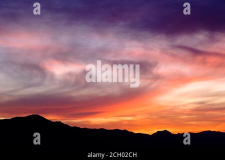 Sonnenaufgang über den Bergen der Sierra Tejeda in Axarquia, Malaga, Andalusien, Costa del Sol, Spanien Stockfoto