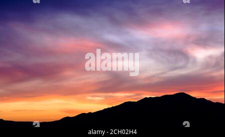 Sonnenaufgang über den Bergen der Sierra Tejeda in Axarquia, Malaga, Andalusien, Costa del Sol, Spanien Stockfoto