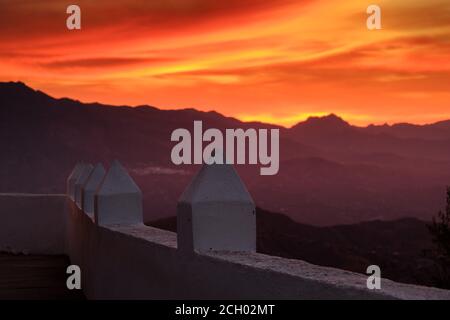 Sonnenaufgang über den Bergen der Sierra Tejeda in Axarquia vom maurischen Wachturm in Comares, Malaga, Andalusien, Costa del Sol, Spanien aus gesehen Stockfoto