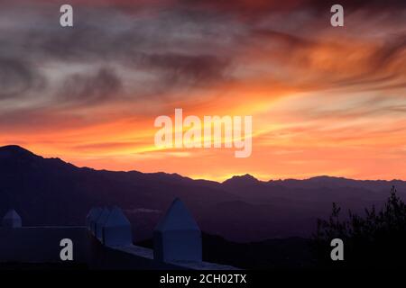 Sonnenaufgang über den Bergen der Sierra Tejeda in Axarquia vom maurischen Wachturm in Comares, Malaga, Andalusien, Costa del Sol, Spanien aus gesehen Stockfoto