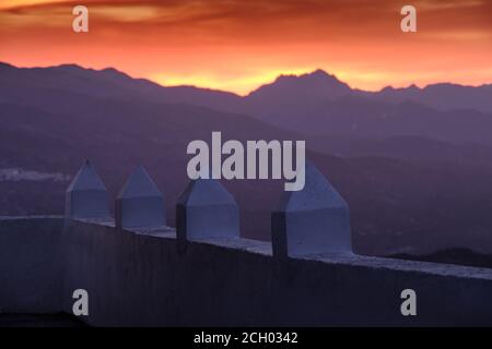 Sonnenaufgang über den Bergen der Sierra Tejeda in Axarquia vom maurischen Wachturm in Comares, Malaga, Andalusien, Costa del Sol, Spanien aus gesehen Stockfoto