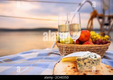 Picknick auf einer Yacht bei Sonnenuntergang Stockfoto