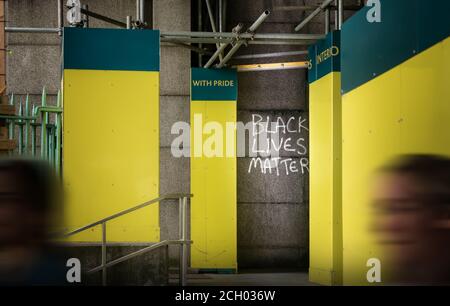 Black Lives Matter Graffiti on Urban Setting in City of London, Großbritannien Stockfoto