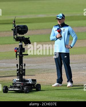 England Kapitän Eoin Morgan spricht mit Sky Sports vor dem zweiten Royal London ODI Spiel im Emirates Old Trafford, Manchester. Stockfoto